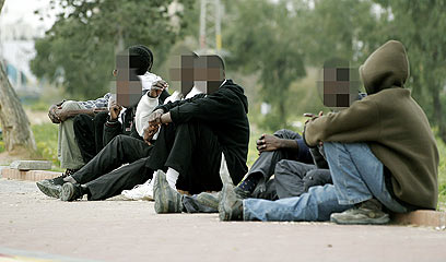 מבקשי מקלט באשדוד. רק פליט אחד אושר ב-2011 (צילום: אליעד לוי) (צילום: אליעד לוי)