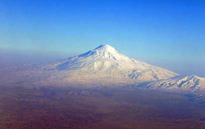 הסמל של ארמניה שנמצא בטורקיה - מבט מהאוויר. הר אררט (צילום: זיו ריינשטיין) (צילום: זיו ריינשטיין)