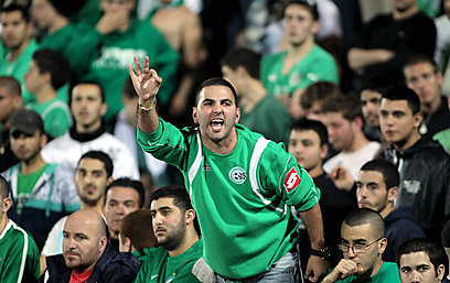 אוהד מכבי חיפה מבהיר לשחקנים מה הוא חושב עליהם (צילום: גיל נחושתן) (צילום: גיל נחושתן)