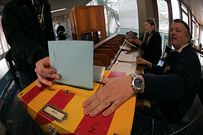 מצביעים במשאל השוויצרי, שלשום (צילום: AP) (צילום: AP)