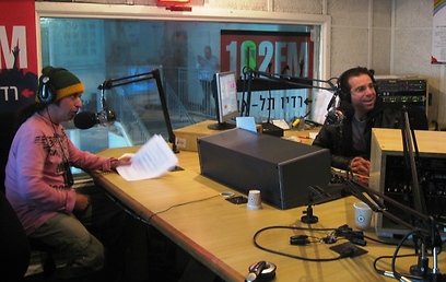 עופר דומינגז והראל סלוצקי במגרש הביתי ברדיו (צילום: עמית קוטלר) (צילום: עמית קוטלר)