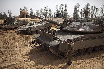 No break for army - IDF tanks (Photo: AFP)