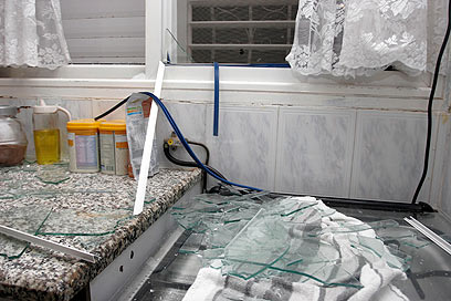 נזק באחת הדירות (צילום: אליעד לוי) (צילום: אליעד לוי)