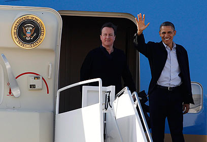 אובמה וקמרון יורדים מ"איירפורס 1" (צילום: רויטרס) (צילום: רויטרס)
