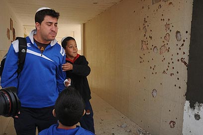נזק שנגרם לבית הספר בבאר שבע מפגיעת רקטה (צילום: הרצל יוסף) (צילום: הרצל יוסף)