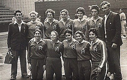 נבחרת הנשים של ישראל בשנות ה-50 (באדיבות ארכיון יד יערי, גבעת חביבה) (באדיבות ארכיון יד יערי, גבעת חביבה)