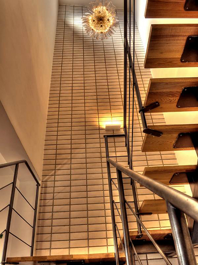 גרם מדרגות העץ התחום במעקה מפורזל (צילום: רן בירן) (צילום: רן בירן)
