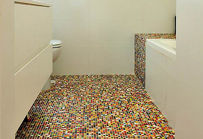 כמו סוכריות. רצפת חדר המקלחת של הילדים (צילום: רן בירן) (צילום: רן בירן)