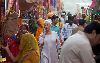 ג'ודי דנץ' מטיילת בהודו. האמריקנים התאהבו ()