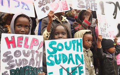 ילדי מהגרים מדרום סודן מפגינים נגד הגירוש  ()