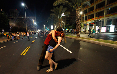 ההנאה שבשינוי. זוג מתנשק בשולי הפגנת ה-400 אלף (צילום: אדי גרלד) (צילום: אדי גרלד)