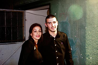 קשה להתרגל למצב. אוראל הרוש ואמו קרן (צילום: אליעד לוי) (צילום: אליעד לוי)
