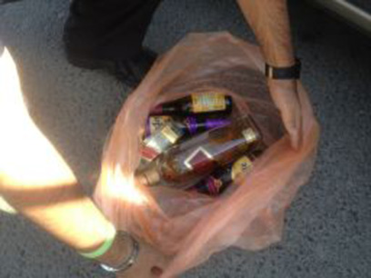 הבקבוקים שנמצאו ברכב (צילום: באדיבות אגף התנועה) (צילום: באדיבות אגף התנועה)