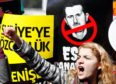 "עצרו את הטבח בסוריה". הפגנה נגד אסד באיסטנבול (צילום: רויטרס) (צילום: רויטרס)