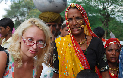 נשים עוברות חוויה שונה בהודו. זרוב ונשים מקומיות (צילום: אליזרין וויסברג, תום אשחר) (צילום: אליזרין וויסברג, תום אשחר)