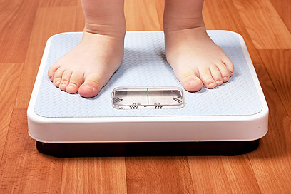למרות המודעות לתזונה בריאה, רבע מהילדים סובלים מהשמנה (צילום: shutterstock) (צילום: shutterstock)