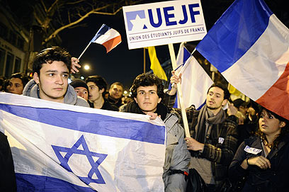 סטודנטים יהודים בעצרת זיכרון בפריז (צילום: AFP) (צילום: AFP)