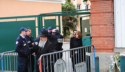 שוטרים בכניסה לבית הספר (צילום: MCT) (צילום: MCT)