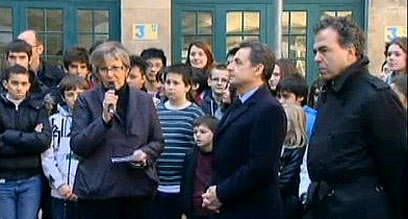 רוב האירועים - בצרפת. סרקוזי מבקר בבית הספר (צילום: רויטרס) (צילום: רויטרס)