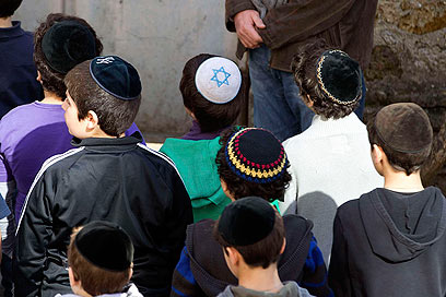 ילדים יהודים עומדים בדקת הדומייה (צילום: רויטרס) (צילום: רויטרס)