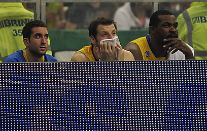 הפנים של השחקנים בספסל של מכבי ת"א אומרות הכל (צילום: AFP) (צילום: AFP)
