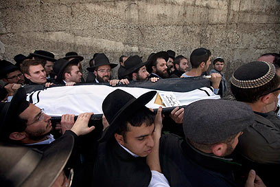 הלוויתו של יונתן סנדלר בירושלים                       (צילום: רויטרס) (צילום: רויטרס)