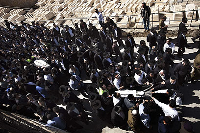 הלוויתם של בני משפחת סנדלר בירושלים                        (צילום: AFP) (צילום: AFP)