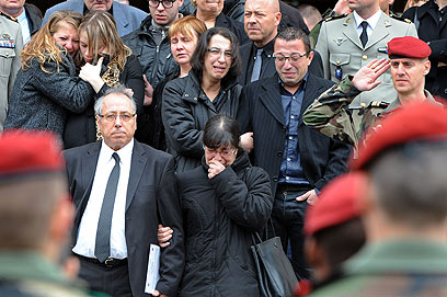 משפחות החיילים שנרצחו בטקס במונטובן (צילום: AFP) (צילום: AFP)