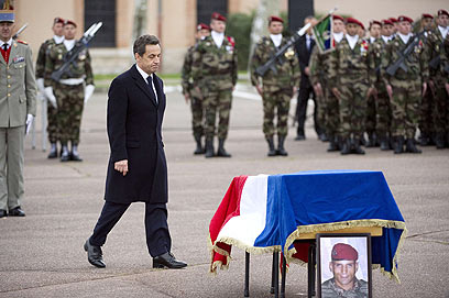 סרקוזי בטקס האשכבה לחיילים שרצח מראח. "רצה להוריד את צרפת על ברכיה" (צילום: AFP) (צילום: AFP)