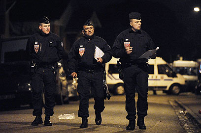 שוטרים ליד הבית שבו מתבצר המחבל (צילום: AFP) (צילום: AFP)