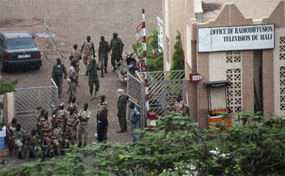 חיילים משתלטים על בניין הטלוויזיה במאלי (צילום: EPA) (צילום: EPA)