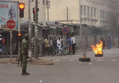 המהומות בבמאקו במרס              (צילום: AP) (צילום: AP)