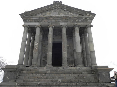 שריד ארכיטקטוני מפואר מהאמפריה הרומית. מקדש גארני (צילום: זיו ריינשטיין) (צילום: זיו ריינשטיין)