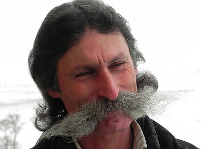 אנשים חמים וטובים. ארמני עם שפם ארוך-ארוך (צילום: זיו ריינשטיין) (צילום: זיו ריינשטיין)