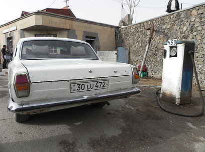 מכוניות ישנות הן דבר שבשגרה בארמניה. גם צורת התדלוק (צילום: זיו ריינשטיין) (צילום: זיו ריינשטיין)