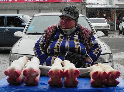 פני המלך הפכו לחזיר, אך בשוק בירבאן מוכרים רגלי חזיר למאכל (צילום: זיו ריינשטיין) (צילום: זיו ריינשטיין)