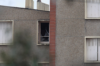 חלון שבור בביתו של מראח (צילום: MCT) (צילום: MCT)