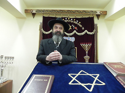ישמחו לקבל ישראלים. הרב גרשון בבית הכנסת בארמניה (צילום: זיו ריינשטיין) (צילום: זיו ריינשטיין)