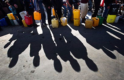תושבים בעזה ממתינים לדלק (צילום: EPA) (צילום: EPA)