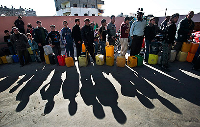 תושבי עזה בתור לחלוקת דלק (צילום: EPA) (צילום: EPA)