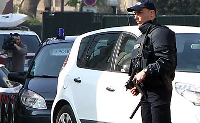 שוטר ליד השיירה בפריז בה נסע אחיו של המחבל (צילום: AFP) (צילום: AFP)