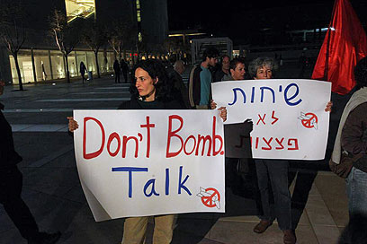 "שיחות, לא פצצות. הערב בתל אביב" (צילום: מוטי קמחי) (צילום: מוטי קמחי)
