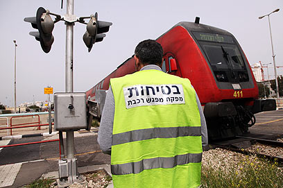 מחסום הרכבת בכניסה לשכונת בת גלים בחיפה (צילום: אבישג שאר-ישוב) (צילום: אבישג שאר-ישוב)
