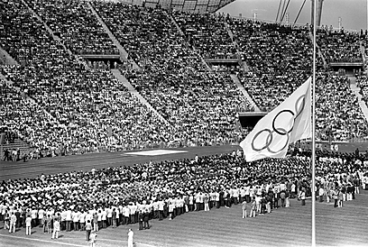 הדגל בחצי התורן, המשחקים נמשכו. הטקס לזכר י"א הספורטאים באצטדיון האולימפי במינכן (צילום: Gettyimges) (צילום: Gettyimges)