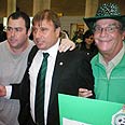 אלישע לוי ואוהדים בנתב"ג