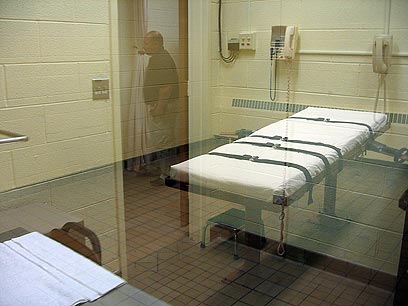 43 הוצאות להורג ב-2011. חדר הוצאה להורג בזריקה קטלנית באוהיו (צילום: AFP) (צילום: AFP)