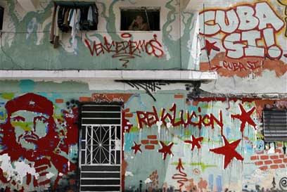 גרפיטי מהפכני על קיר בית בהוואנה. הפעם זו מהפכה אחרת (צילום: AP) (צילום: AP)