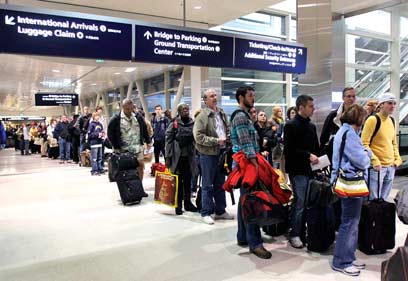 הטיסה איננה עוד כיף כפי שהיה לפני עשור. שדה תעופה במישיגן (צילום: AFP) (צילום: AFP)