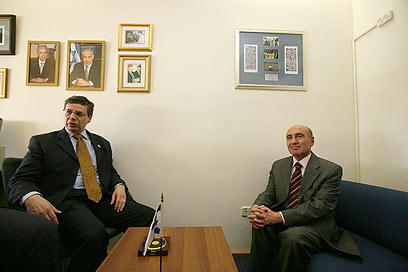 השגריר הטורקי והכיסא הנמוך. אחד מרגעי השפל של הסכסוך (צילום: גיל יוחנן) (צילום: גיל יוחנן)