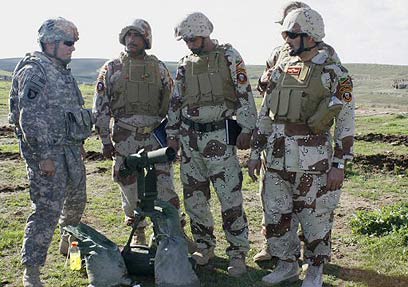 יש להם 9 שבועות כדי לפרק 18 בסיסי צבא. חיילים אמריקנים בעיראק (צילום: AFP) (צילום: AFP)